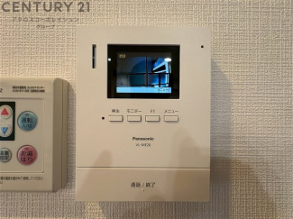 訪問者が来たときにテレビ画面で確認できるため、安心してドアを開けられます。録画機能があるものもあり、留守中に来訪者を記録しておくことができます。利便性が高く、セキュリティ面でも安心です。