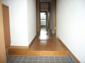 収納もある玄関です