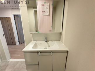 化粧品や洗顔料、歯ブラシなどの必需品をまとめて置ける収納スペースがあり、使用するたびに取り出す手間が省けます。また、水回りのため、濡れても大丈夫な素材が使用されており、お手入れが簡単です。