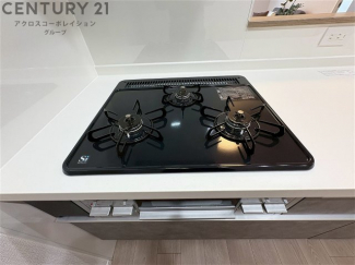 多数の調理器具を同時に使用でき、料理の効率化が可能。省エネで節約になり、様々な料理スタイルに適応できます。また、火力調整が独立しており、手入れや掃除もしやすく、今よりもっとお料理が楽しくなるかも。