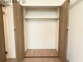 衣類やアクセサリー、小物類の収納が便利で整理整頓がしやすく、部屋の美観を保ちつつ、スペースを最大限に活用できます。衣服のしわやダメージを防ぎ、長持ちさせることができます。