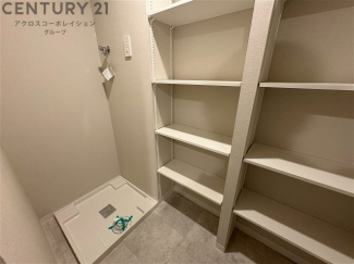 洗濯物の仕分け作業がしやすく、整理整頓が容易になります。洗濯音や湿気を他の部屋に持ち込まず、生活環境を快適に保ちます。上部を活用すれば収納スペースを確保でき洗剤や洗濯用品の整理もしやすくなります。