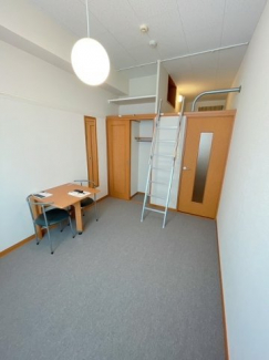 落ち着いた色調の寝室です
