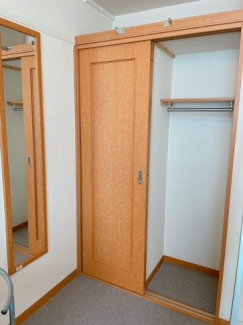 明るい色調の室内です