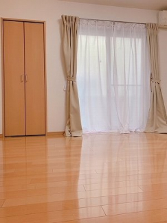 広くて明るい寝室