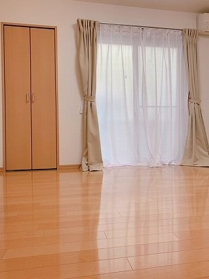 広くて明るい寝室