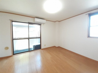 明るい色調の室内です