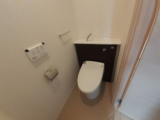 落ち着いた色調のトイレです