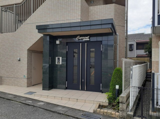 落ち着いたエントランスです