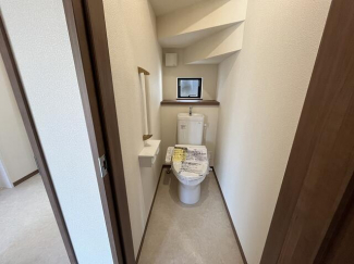 フチなしでお手入れ簡単。節水タイプとなっております。また１階