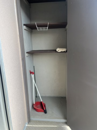 バルコニーに収納がついています。