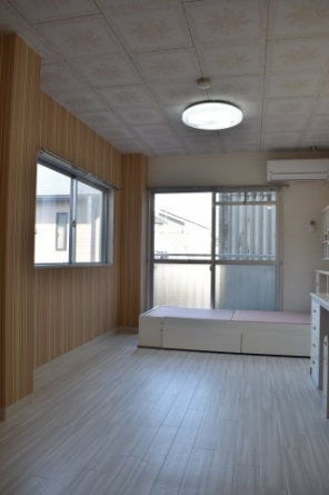 角部屋で２窓のお部屋になり、とっても明るいお部屋になります。
クッションフロアーも変更致しました。