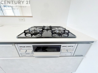 多数の調理器具を同時に使用でき、料理の効率化が可能。省エネで節約になり、様々な料理スタイルに適応できます。また、火力調整が独立しており、手入れや掃除もしやすく、今よりもっとお料理が楽しくなるかも。