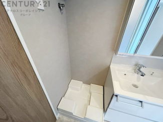 洗濯物の仕分け作業がしやすく、整理整頓が容易になります。洗濯音や湿気を他の部屋に持ち込まず、生活環境を快適に保ちます。上部を活用すれば収納スペースを確保でき洗剤や洗濯用品の整理もしやすくなります。