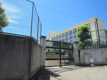 神戸市立布引中学校まで1520m