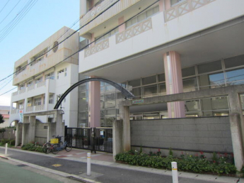 神戸市立中央小学校まで551m