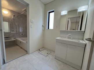 フチなしでお手入れ簡単。１階トイレには手すりが付いています♪