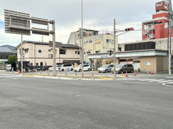 ファミリーマート大洲市役所前店まで684m