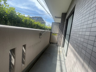 暖かな日差しのふりそそぐバルコニー