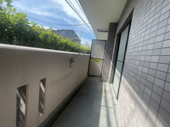 暖かな日差しのふりそそぐバルコニー