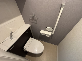 落ち着いた色調のトイレです