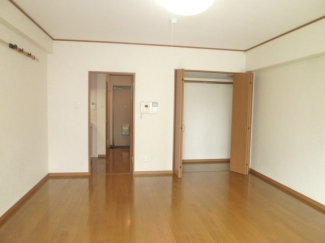 明るい洋室です