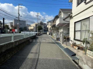 前面道路前に水路があり、陽当たり良好