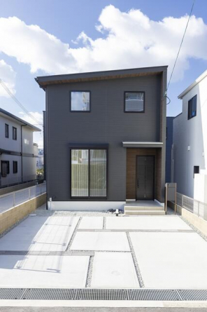 ２号地。片流れの屋根とブラックのサイディングがスタイリッシュ