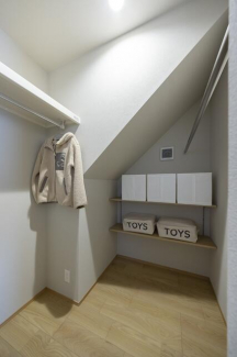 ２号地。階段下を利用した家族共有ＦＣＬ。リビングから出入りで