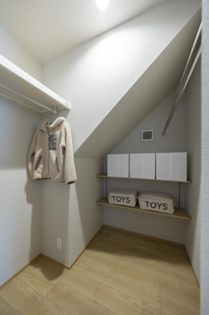 ２号地。階段下を利用した家族共有ＦＣＬ。リビングから出入りで