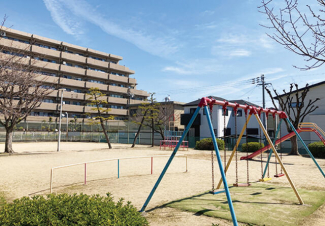 駅の池第一公園。ブランコや滑り台、ジャングルジムが設置されている公園です。まで360m
