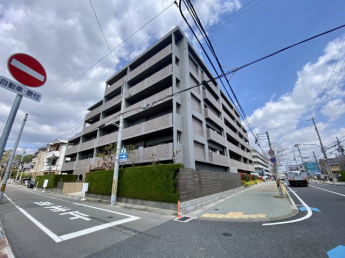 平成９年（１９９７年）築、総戸数３２戸の外壁タイル張りマンションです！