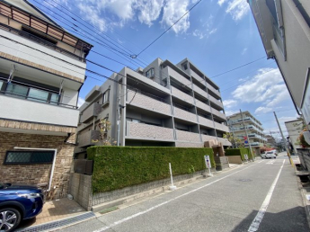 平成９年（１９９７年）築、総戸数３２戸の外壁タイル張りマンションです！