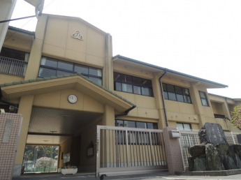 八幡浜市立江戸岡小学校まで442m