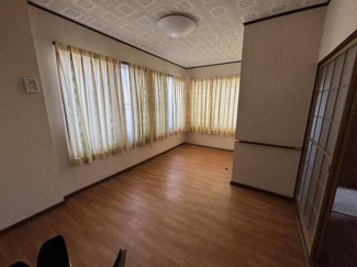 １階の洋室です。トイレも独立してありますので、このお部屋の用