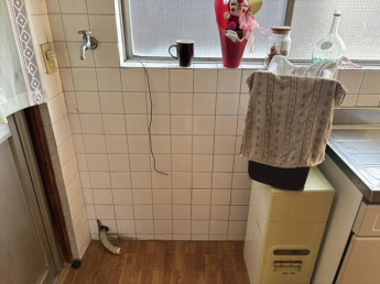 キッチンに洗濯機置き場が併設されています。