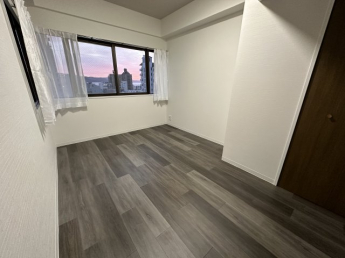 約6.3帖の洋室からは毎日綺麗な夕日を眺めることができます☆