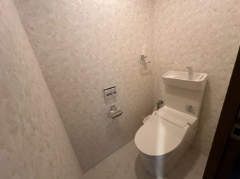 白を基調としたトイレは清潔感があります。