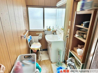 大きなミラーの洗面台。朝の身支度もバッチリ！台下収納もござい
