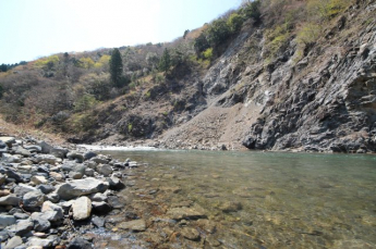 敷地から眼の前の河川（安曇川上流）