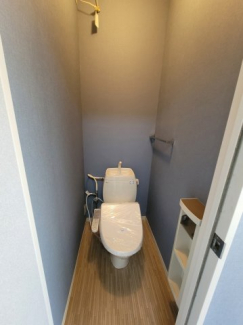 温水洗浄付きのおトイレです。