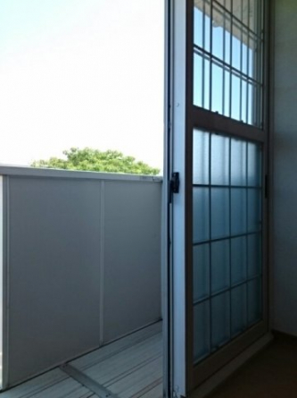 暖かな日差しのふりそそぐバルコニー