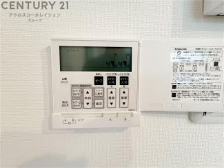 ガス式床暖房は、効率的な暖房システムであり、床からの温かさが快適な環境を提供します。床全体が均一に暖まり足元からの暖かさが感じられます。また空気の循環が少ないため、ホコリやアレルゲンの拡散を抑えます。