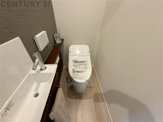 温水洗浄便座付トイレは温水洗浄機能により、暖かい水でおしりを洗浄することができ、冷たい水を使う従来の便座に比べ、温水洗浄機能で暖かいトイレを提供し、快適な使用を可能にします。