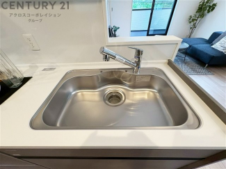 大きなシンクでお鍋などの大きな調理器具を洗う際にも便利です。
