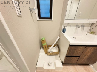 洗濯物の仕分け作業がしやすく、整理整頓が容易になります。洗濯音や湿気を他の部屋に持ち込まず、生活環境を快適に保ちます。上部を活用すれば収納スペースを確保でき洗剤や洗濯用品の整理もしやすくなります。
