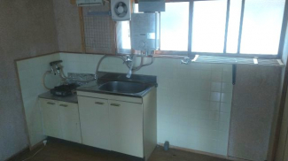 湯沸かし器は残置物。室内洗濯機置けます。