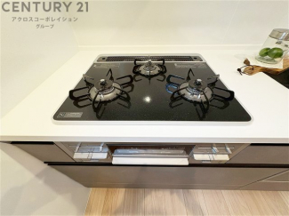 多数の調理器具を同時に使用でき、料理の効率化が可能。省エネで節約になり、様々な料理スタイルに適応できます。また、火力調整が独立しており、手入れや掃除もしやすく、今よりもっとお料理が楽しくなるかも。