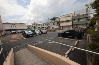 車をお持ちの方に嬉しい駐車場付きの物件です