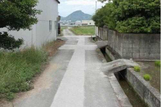 幅員約２.７ｍですが十分、車の往来は可能な西側道路です